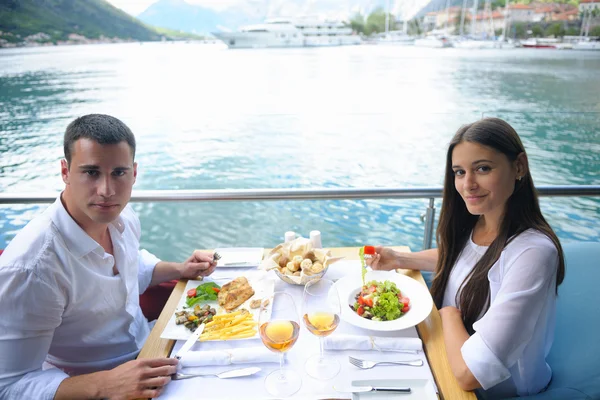 Paar beim Mittagessen — Stockfoto