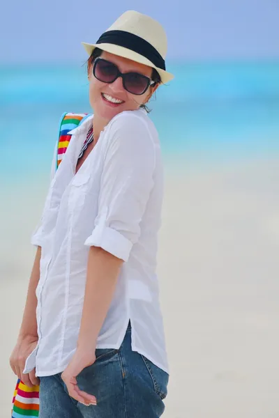 Vrouw genieten van de zomervakantie — Stockfoto