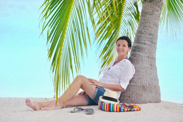 Vrouw genieten van de zomervakantie — Stockfoto