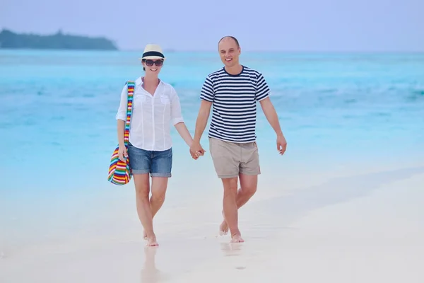 Paar op strand — Stockfoto