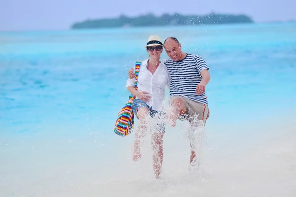 Casal se divertir na praia — Fotografia de Stock