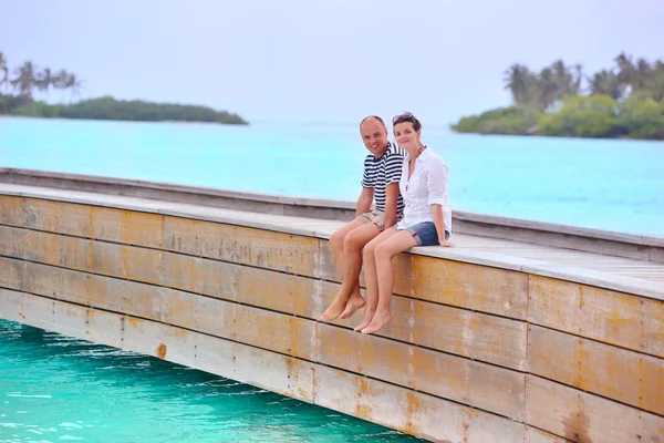 Couple at wooden jetty — Stock Photo, Image