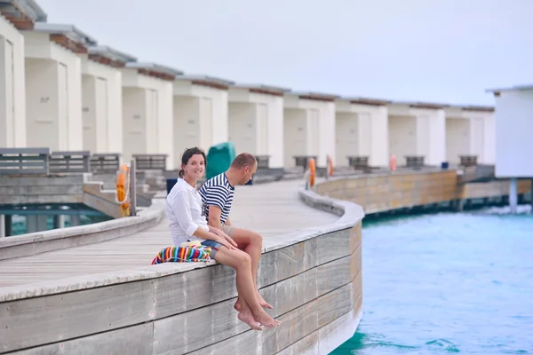 Casal no molhe de madeira — Fotografia de Stock