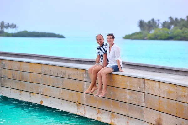 Couple at wooden jetty — Stock Photo, Image