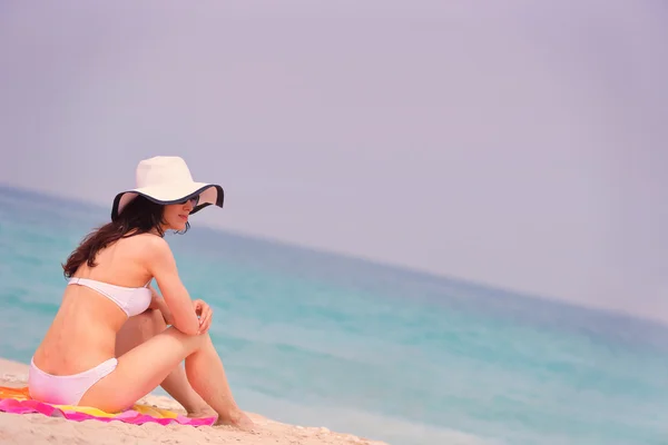 Vrouw op zomervakantie — Stockfoto