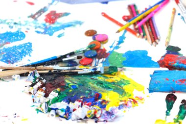 renkli palet ve Boya fırçaları