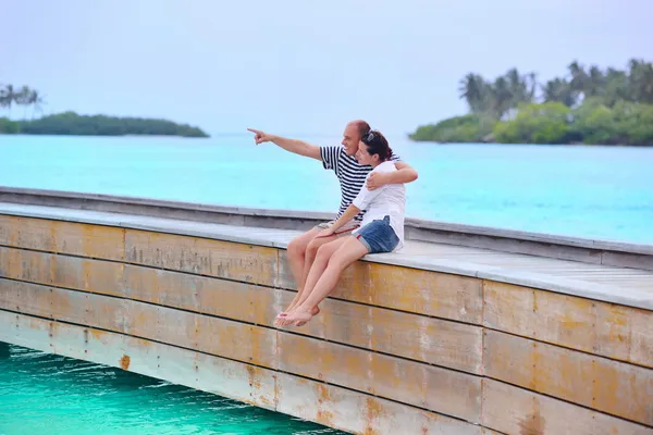 Couple at wooden jetty — Stock Photo, Image