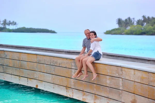 Couple at wooden jetty — Stock Photo, Image