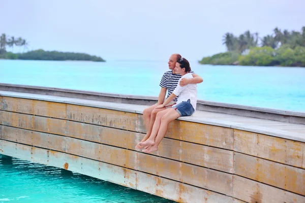 Couple at wooden jetty — Stock Photo, Image