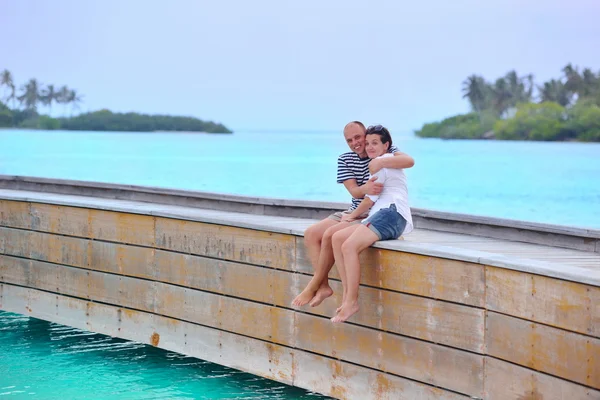 Couple at wooden jetty — Stock Photo, Image