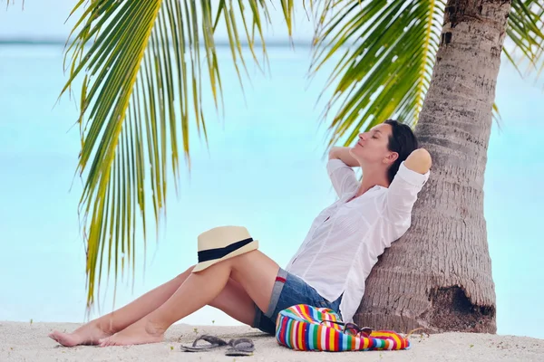 Vrouw genieten van de zomervakantie — Stockfoto