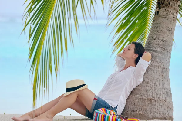 Mujer disfrutar de vacaciones de verano — Foto de Stock