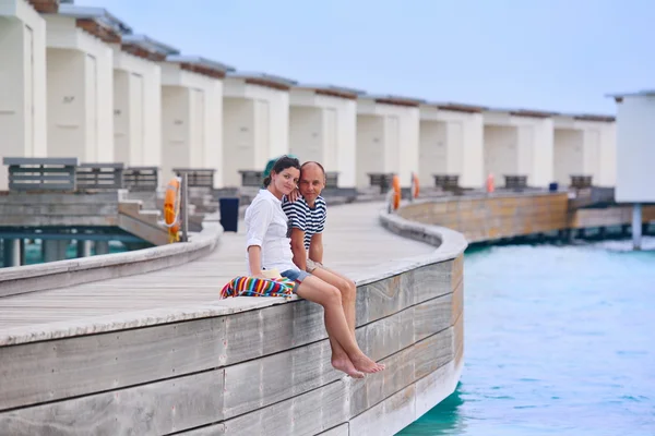 Pareja en embarcadero de madera —  Fotos de Stock