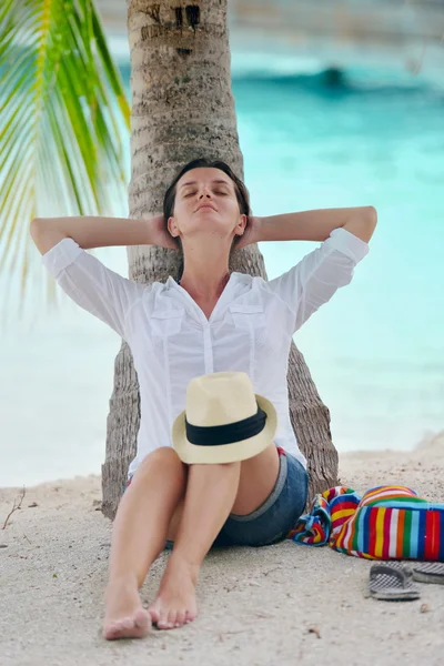 Vrouw genieten van de zomervakantie — Stockfoto