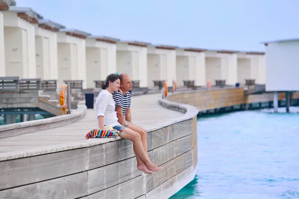 Pareja en embarcadero de madera —  Fotos de Stock