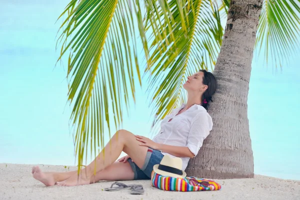 Vrouw genieten van de zomervakantie — Stockfoto