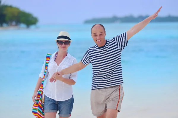 Pareja enamorada en la playa —  Fotos de Stock