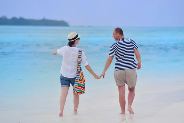 Pareja enamorada en la playa —  Fotos de Stock