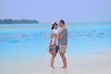 Sahilde aşık Çift