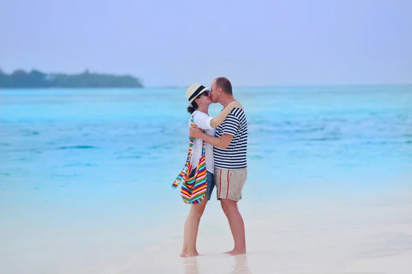 Couple amoureux à la plage — Photo