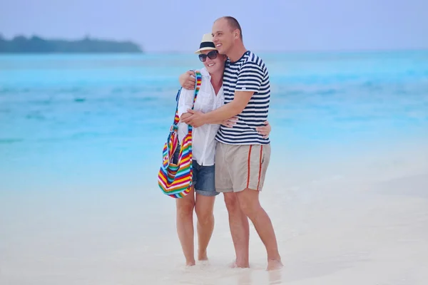 Par i kärlek vid stranden — Stockfoto
