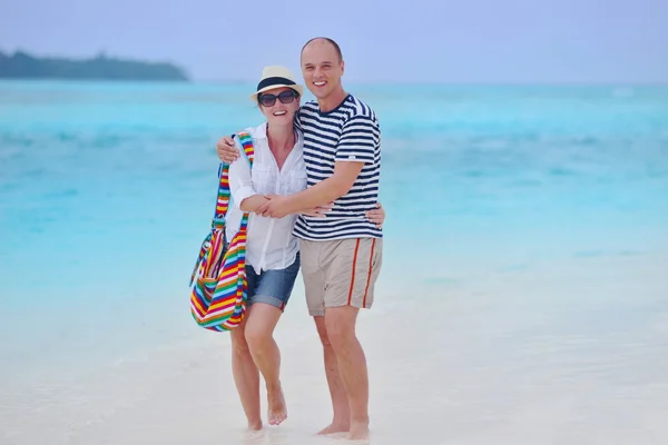 Casal apaixonado na praia — Fotografia de Stock