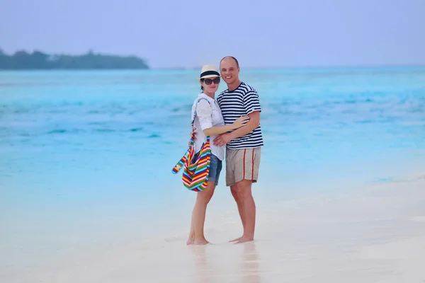 Para zakochanych na plaży — Zdjęcie stockowe