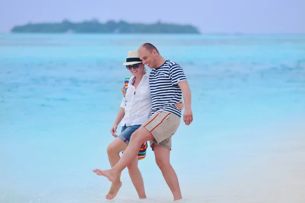 Paar in liefde op het strand — Stockfoto