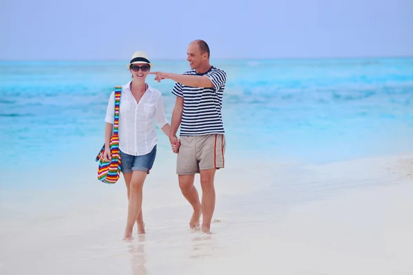 Pasangan yang jatuh cinta di pantai — Stok Foto