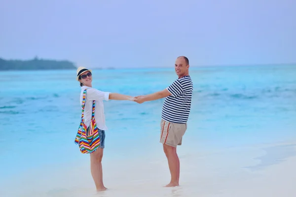 Par i kärlek vid stranden — Stockfoto