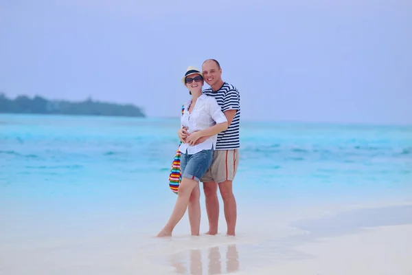Paar in liefde op het strand — Stockfoto