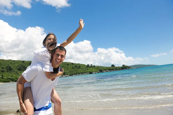 Een paar op het strand. — Stockfoto