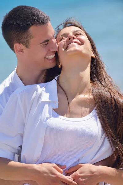 Casal se divertir na praia — Fotografia de Stock