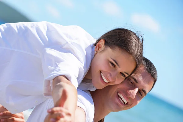 Paar hebben plezier op het strand — Stockfoto