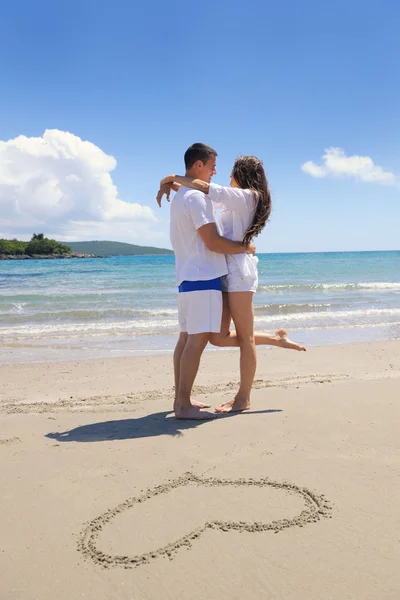 Casal com coração na areia — Fotografia de Stock