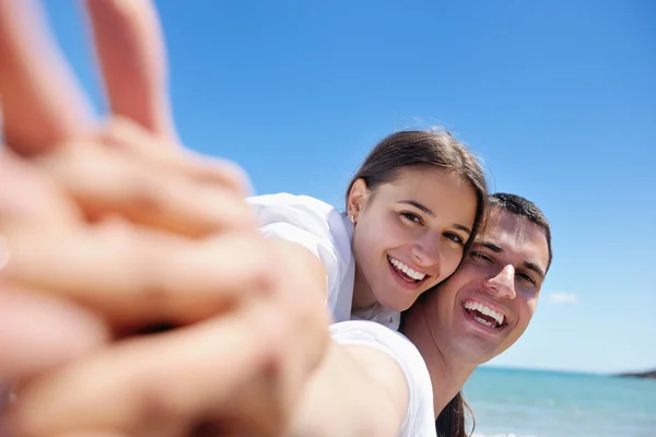 Couple have fun at the beach — Stock Photo, Image