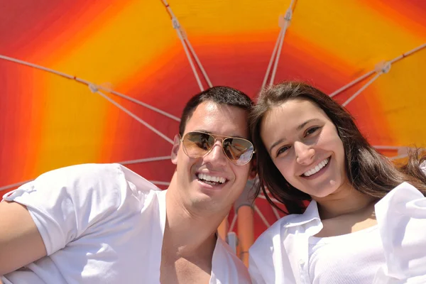 Casal sob guarda-chuva — Fotografia de Stock