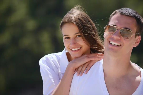 Casal se divertir na praia — Fotografia de Stock