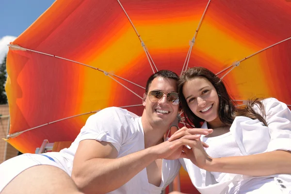 Couple under umbrella — Stock Photo, Image