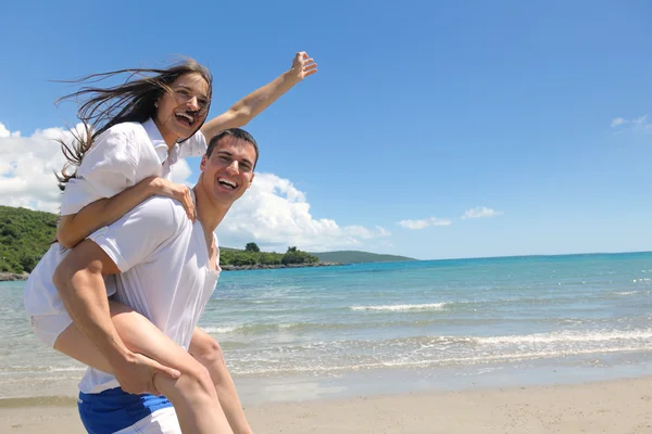 Couple at the beach — Stock Photo, Image