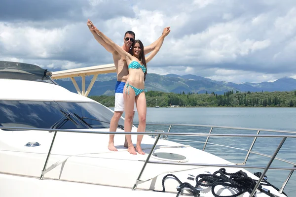 Couple at yacht — Stock Photo, Image