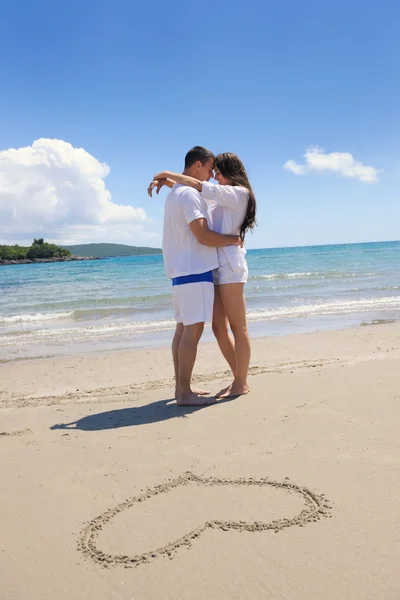 Casal com coração na areia — Fotografia de Stock