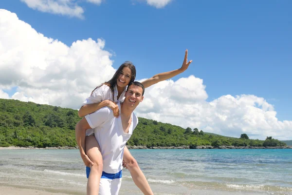 Casal na praia — Fotografia de Stock