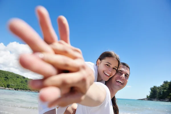 Çift plajda eğlenmek — Stok fotoğraf