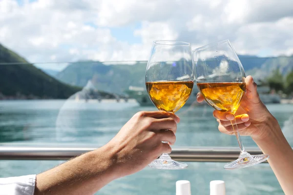 Zwei Gläser mit Wein — Stockfoto