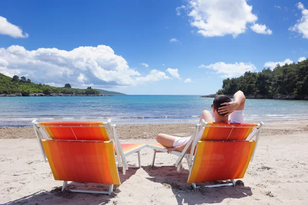 Pareja en la playa — Foto de Stock