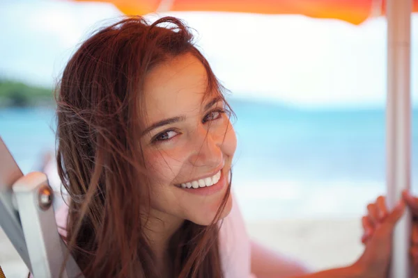 Frau am Strand — Stockfoto