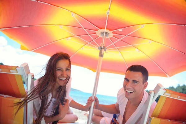 Casal na praia — Fotografia de Stock