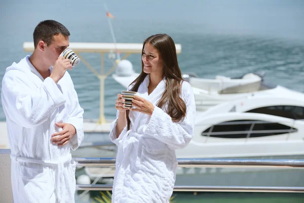 Couple at yacht — Stock Photo, Image