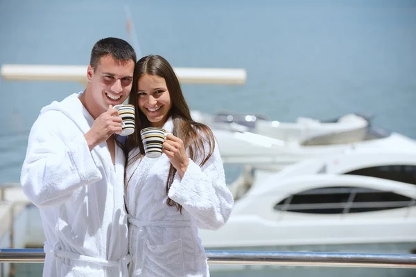 Couple at yacht — Stock Photo, Image